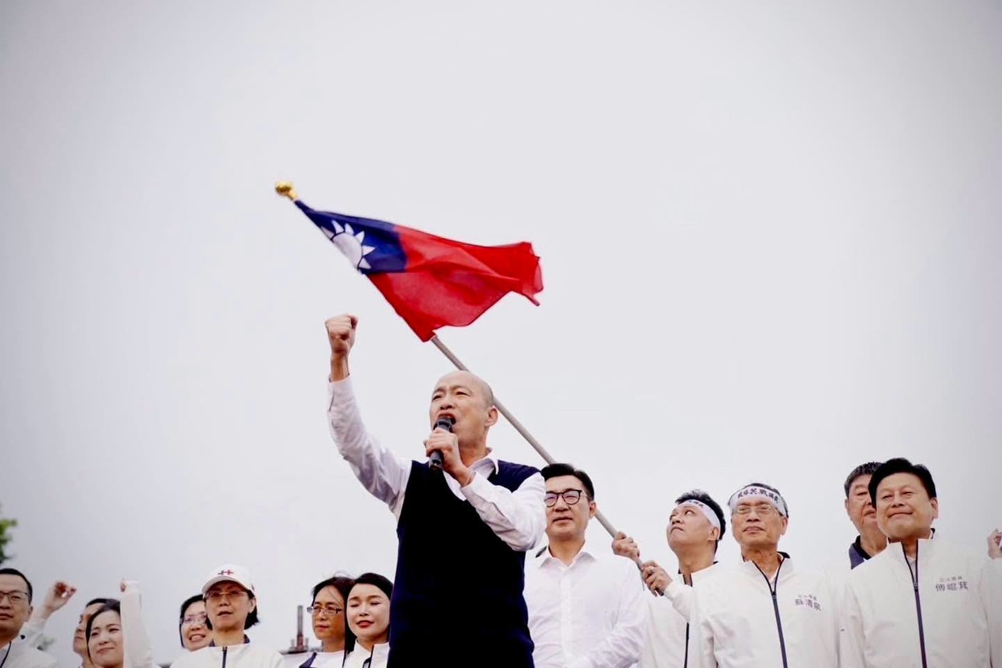 卓揆酸韓國瑜忘讀憲法　藍委邱鎮軍嗆卓吃憲法自助餐：你才看不懂「即應接受」