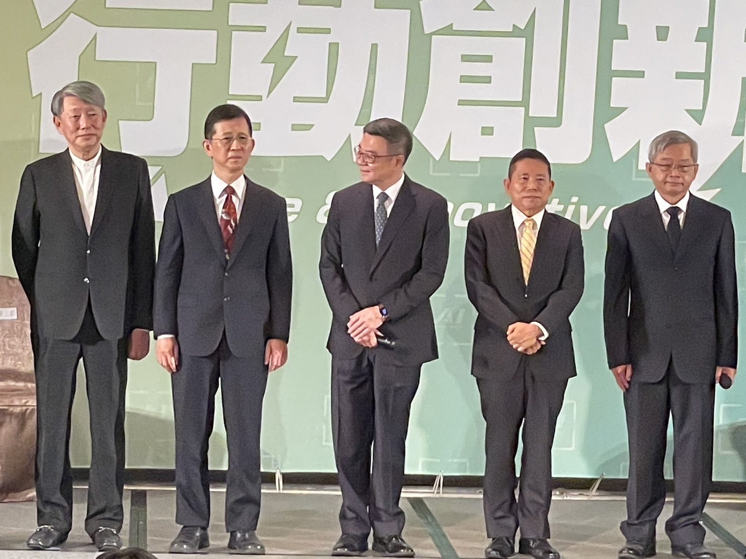 準經濟部長郭智輝(左1)還未上任就被踢爆違反證交法緩刑和協助中國華為成立晶圓廠。圖/林睿康攝