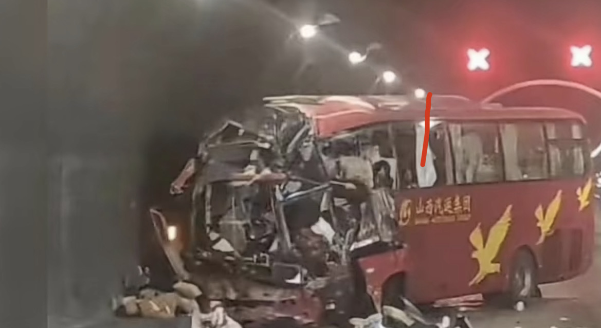 大陸山西省昨（19日）發生重大車禍，1輛載有51人的巴士在高速公路上不明原因撞擊隧道牆壁。圖/截自上游新聞影片