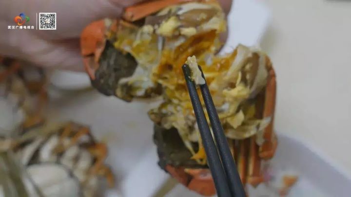 蟹心位於蟹身中央偏前方，通常是白色、薄片狀的構造。圖/取自武漢廣電