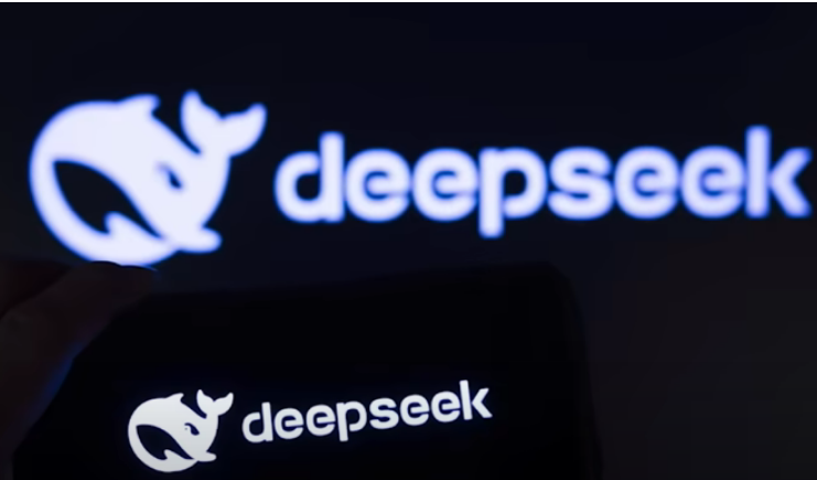 大陸推出DeepSeek AI應用程式，由於更低的成本與運散需求，讓美國政界、科技界與華爾街大為震動。圖/翻攝自Livw Now  Youtube 頻道