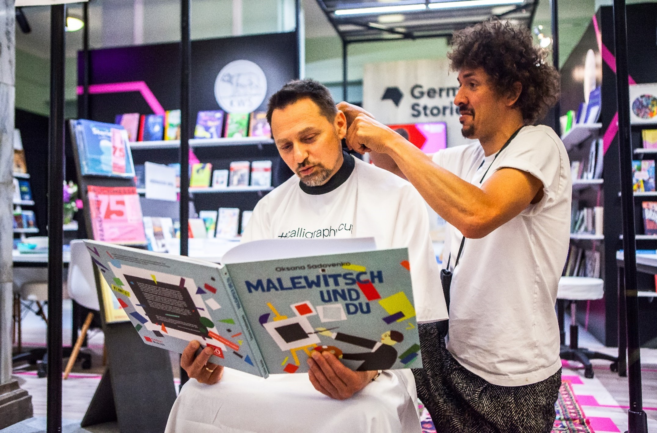 德國的專業理髮師兼兒童繪本《神奇美髮師》作者丹尼波爾巴赫（Danny Beuerbach），在德國推動「朗讀交換免費剪髮」計畫多年。圖/取自台北書展官網 ⓒ Adam Burakowski