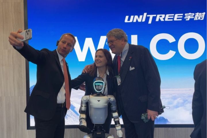   德國嘉賓與宇樹機器人互動，並開心自拍。圖/取自中國藍新聞