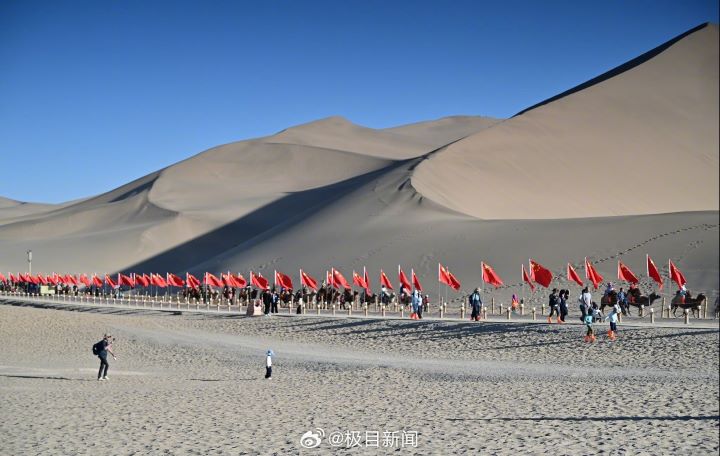 鳴沙山騎駱駝，每人約可騎乘40分鐘，駱駝隊伍前後綿延數里。圖/取自極目新聞微博