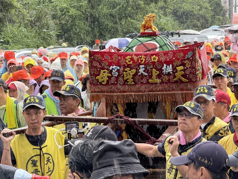 遇「大罷免 大成宮」鑽轎底　白沙屯媽祖急煞車繞路