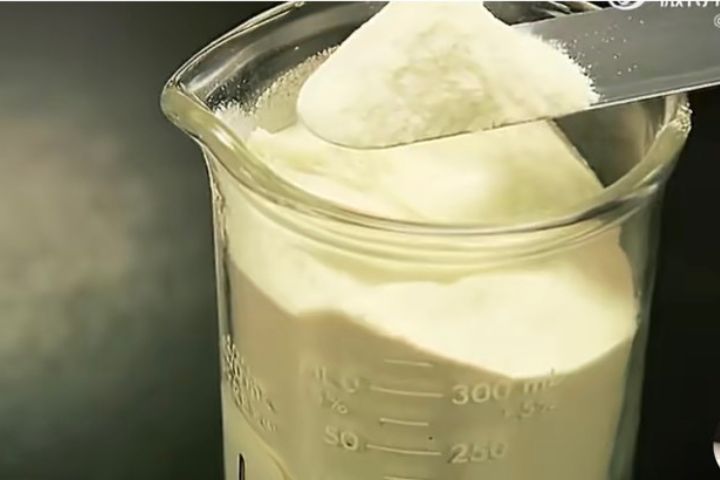 陸媒調查發現，相關企業製成的食用馬鈴薯澱粉，產品包裝配料標示僅記載「馬鈴薯、水」，未揭露原料實際來自薯片加工副產物。圖/取自微博影片