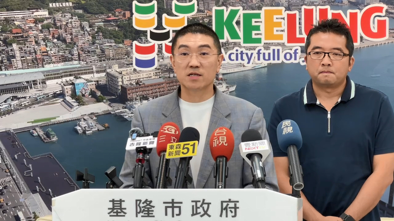 基隆市政府地政處長王英哲墜露身亡，市長謝國樑（中）前往靈堂慰問家屬。圖/中央社