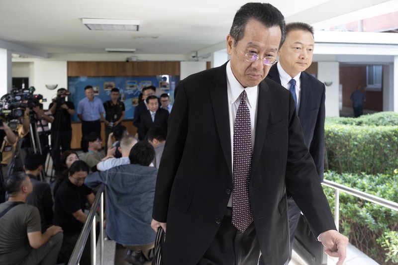 國防部長顧立雄（前）30日列席立法院會，會前在議場接受媒體聯訪，回應海鯤號相關議題。圖/中央社