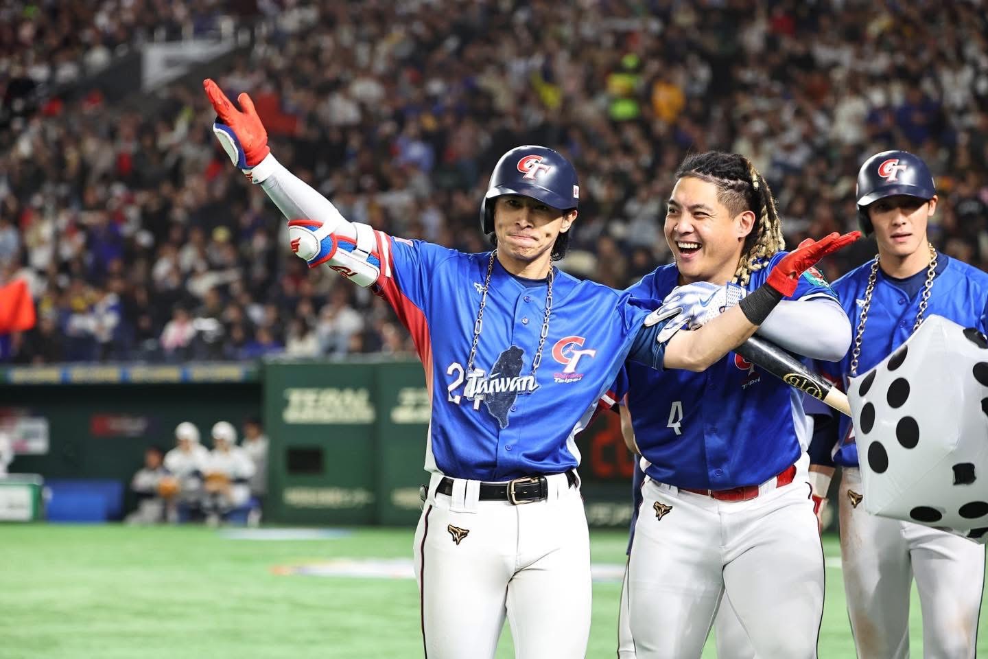 陳傑憲（左）囊括MVP，狂掃打擊王、最佳外野手、最佳防守球員等合計4座個人獎。圖/取自中華隊協