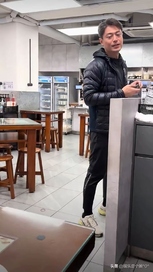   霍建華現身台北早餐店，舉止自然從容。學生事後直呼他「完全沒有明星架子，親和力滿分」。圖/取自今日頭條