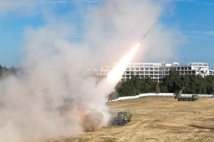2025年底的「正義使命-2025」對台軍演，共軍福建遠火部隊進行實彈射擊。圖/取自共軍東部戰區微博