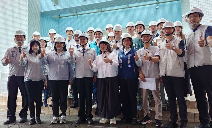   嘉義市長黃敏惠（前排左5）、民主進步黨籍立法委員（前排左3）與中國國民黨籍立委林倩綺（前排左6）25日陪行政院長卓榮泰（前排左4）視察嘉義市西區全民運動館工程。圖/中央社
