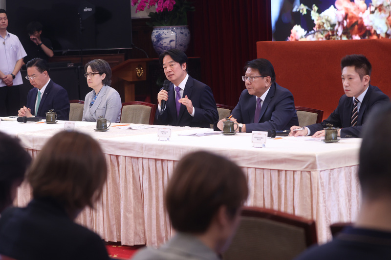 總統賴清德（中）就職滿月，19日上午在總統府主持「信賴新政．時代新台灣」記者會，回答媒體提問。圖/中央社