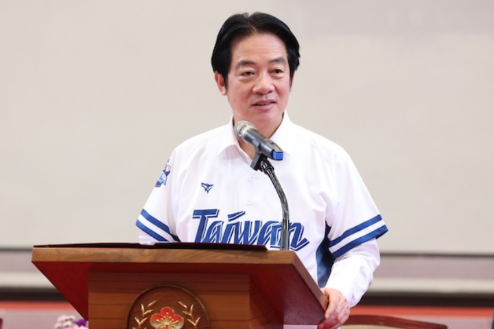 媒體人黃暐瀚呼籲，總統賴清德應詮釋「抗戰」或「終戰」，圖為賴清德4日在總統府接見參加台灣的少棒、青少棒選手。圖/中央社