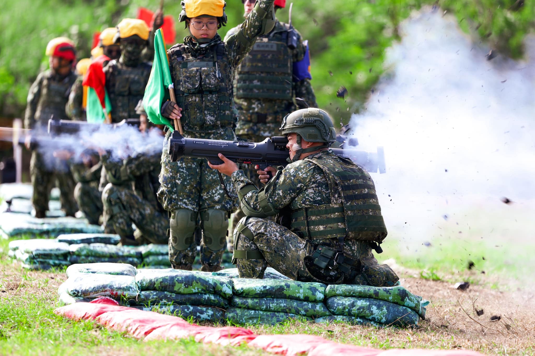 提升國軍非對稱作戰能力，義務役士兵操練「紅隼」火箭彈實彈射擊。圖/取自國防部發言人臉書