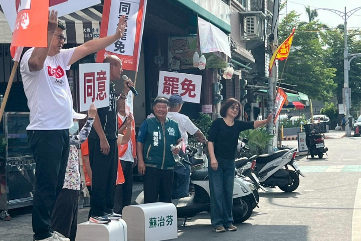 年薪近300萬的中央畜產會董事長蘇治芬（右1）於上班期間公開於雲林街頭支持「大罷免」，疑似違反行政中立。圖/取自蘇治芬臉書