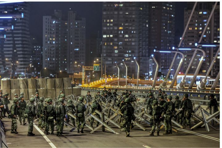 國軍漢光42號實兵演習一連10天9夜實施,6日晚間在新北淡江大橋實施阻絕演練,並由工兵群負責相關架設演練。圖/中央社