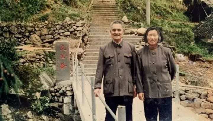 王春文和妻子在捐建的友誼橋前合影，資料圖。圖/取自新華社公眾號