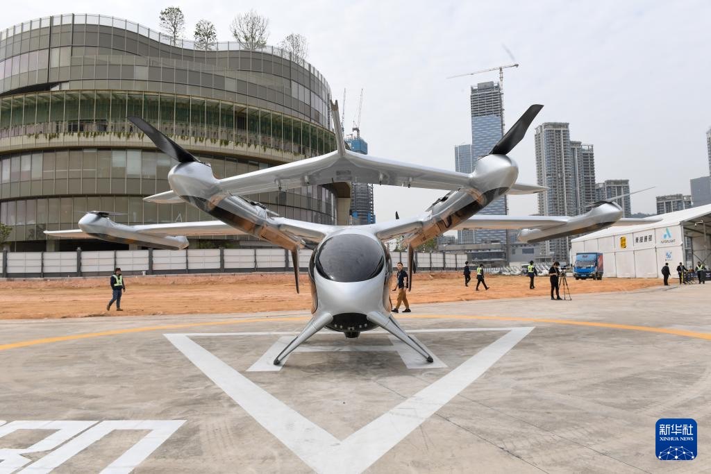 電動垂直起降（eVTOL）飛行器被稱為空中計程車，適合城市內點對點飛行，可大幅縮短都市圈內的交通耗時。圖/取自新華社
