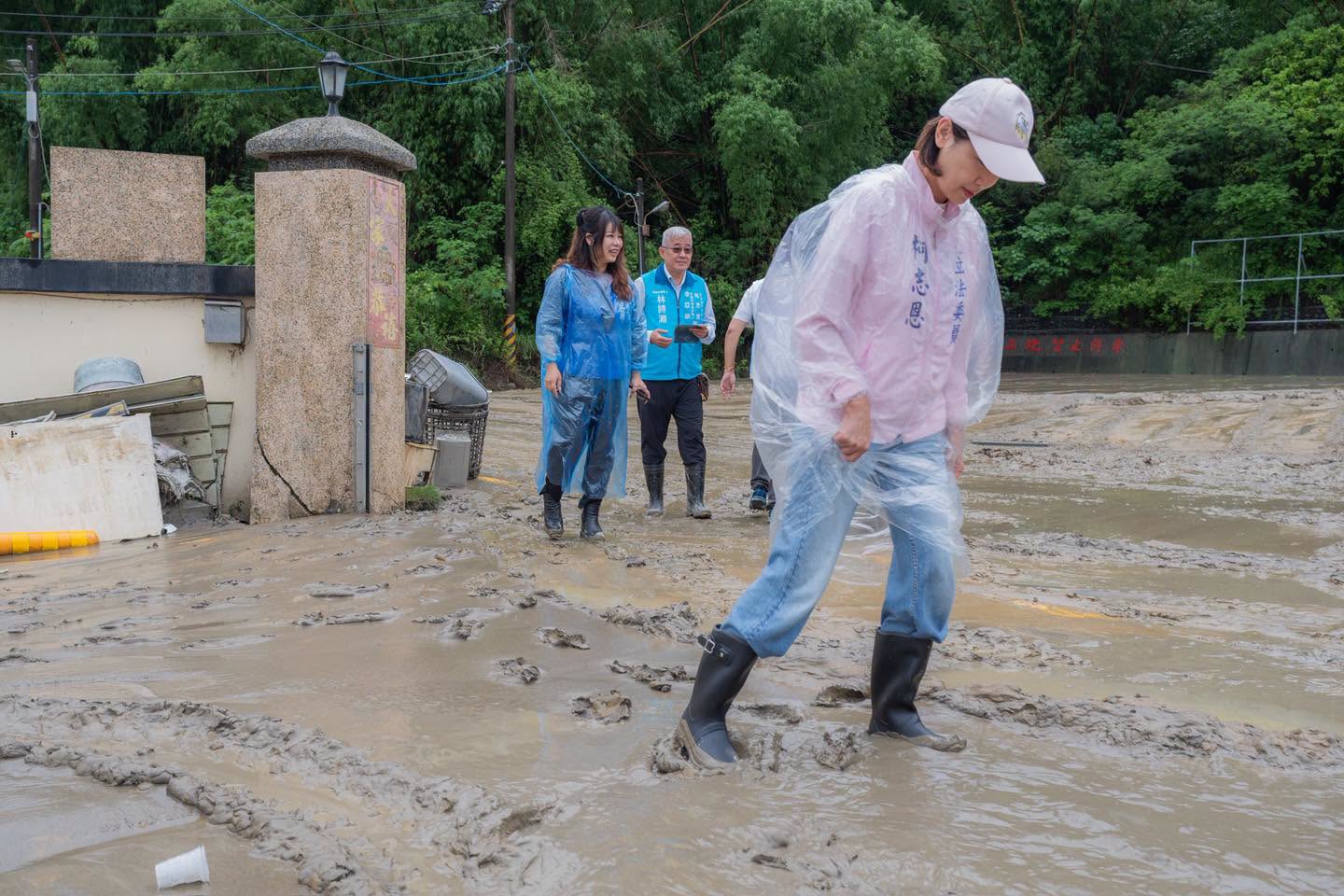 國民黨高雄市長參選人柯志恩（前）在高雄豪雨期間，不停穿梭農損災區了解農民災情。圖為柯志恩27日前往田寮勘災。圖／取自柯志恩 臉書