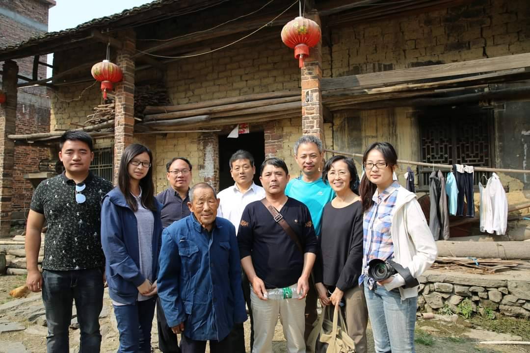 資深媒體人曾建華（右三，著藍衣者）在湖南邵陽老家與家族成員合照。圖/取自曾建華臉書