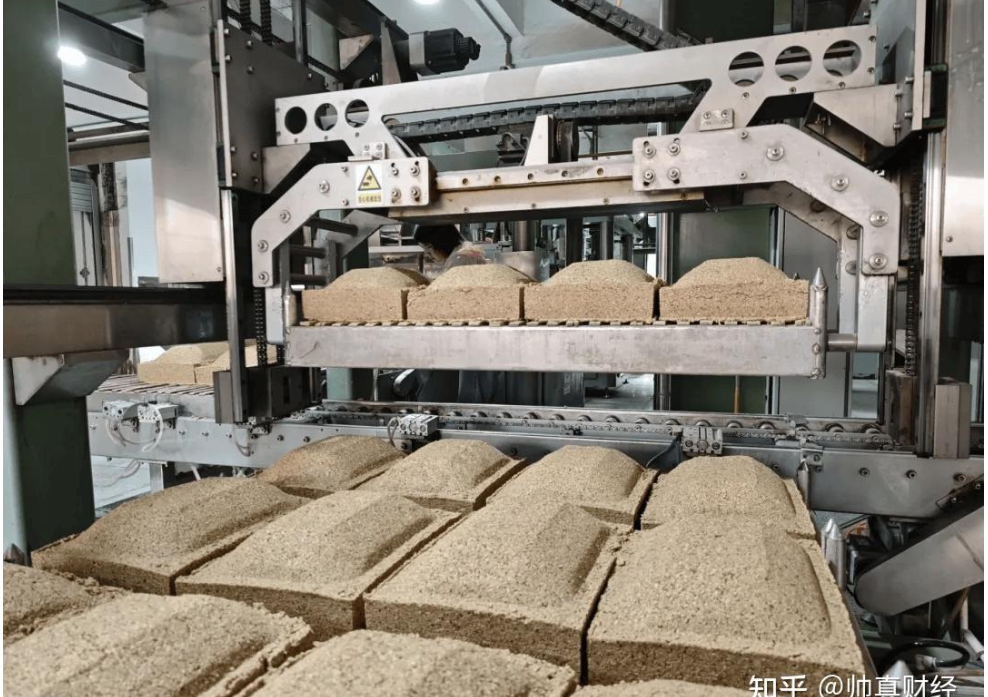 茅台酒的生產線。圖/取自知乎@帥真財經
