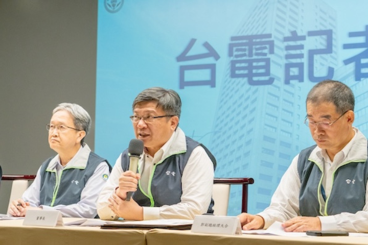 台電公司董事長曾文生（左二）3日表示，興達火力發電廠受高雄市政府環保局的規範，有條件才啟用。圖／取自台電公司網站