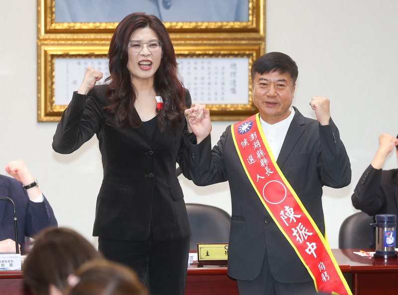 國民黨中常會1日下午在中央黨部舉行,通過提名湖西鄉長陳振中(右)參選澎湖縣長,黨主席鄭麗文(左)為陳振中披上競選肩帶,一同振臂高喊「凍蒜」。圖/中央社