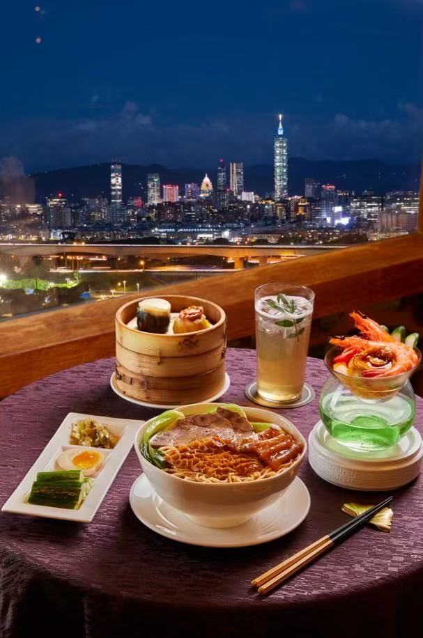 入住台北圓山大飯店可享全台唯一五星級宵夜，搭配覓到by吧沐酒吧限定調酒，品嚐國宴主廚精心打造的豪華宵夜，開啟台北地標級的夜饗食光。圖／圓山大飯店提供