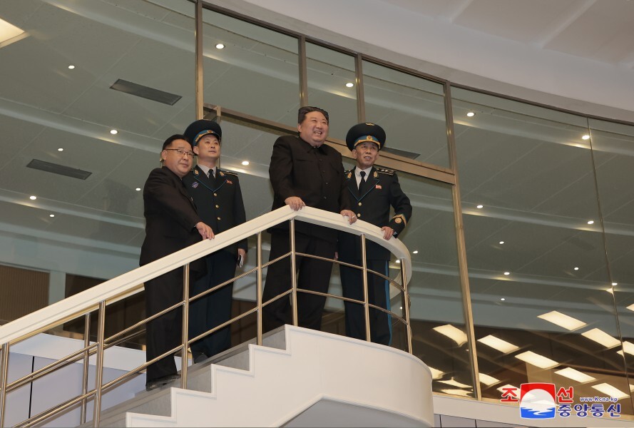 北韓偵察衛星傳回美軍關島基地影像 金正恩檢視