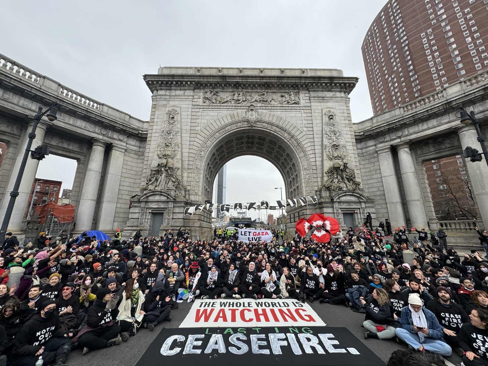 逾千黑衣抗議者封鎖紐約曼哈頓大橋　要求加薩全面停火