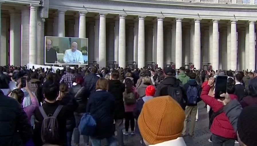 方濟各罕見未親自出席周日聖伯多祿廣場祈禱，改透過視訊進行。翻攝自《Sky News》官方YouTube頻道