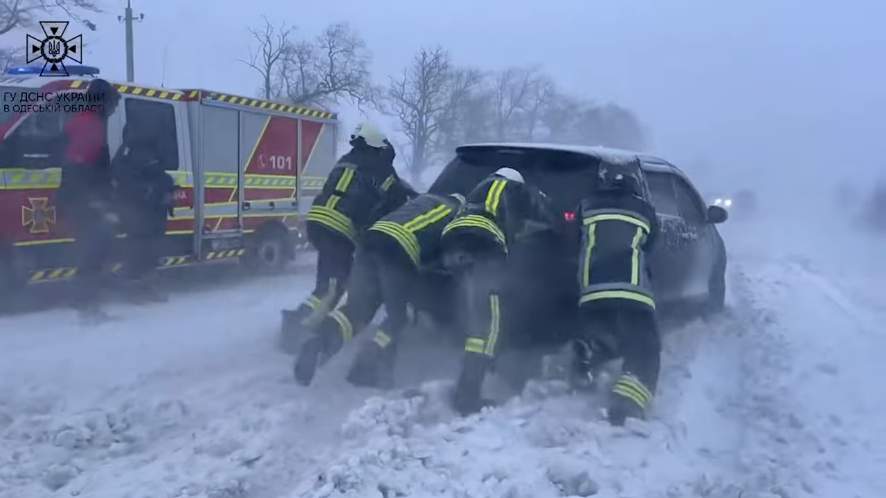 黑海周邊地區遭強烈暴風雪襲擊，嚴重影響陸上交通。圖／取自《獨立報》官方YouTube頻道