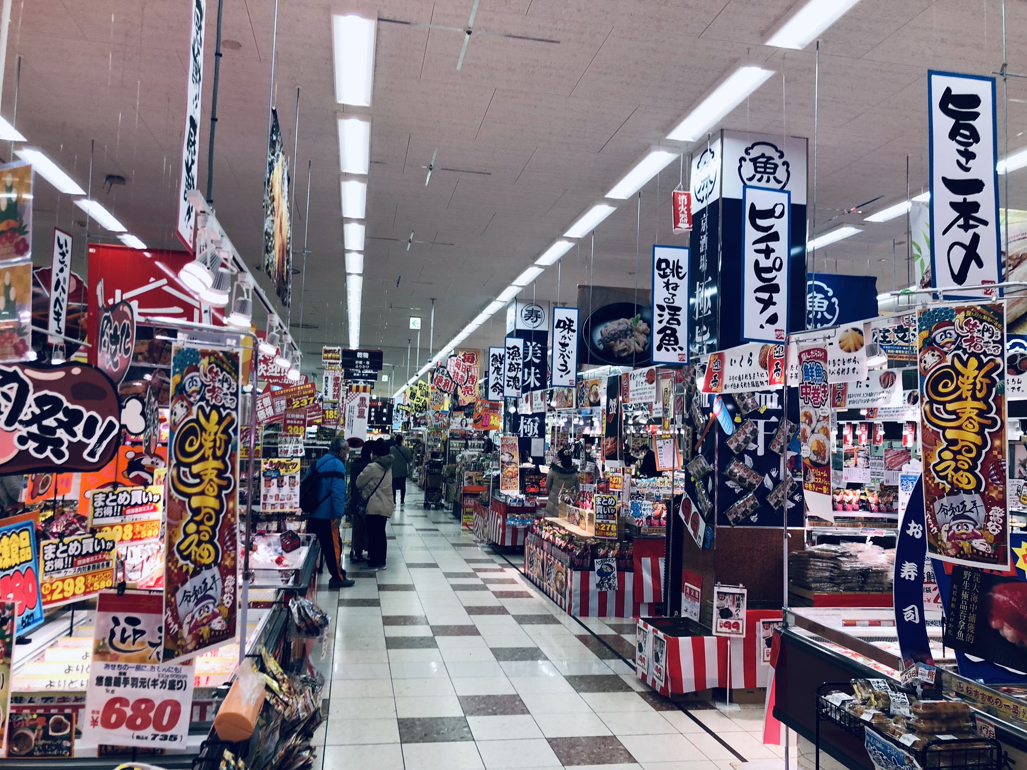日本國內食品物價上漲，超市人潮明顯不若以往。資料圖片/取自Daiki Yoshikawa推特