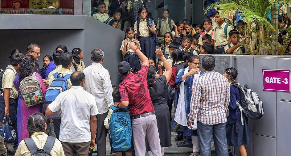 許多家長得到消息趕到校門口接子女回家。圖/取自Deccan Herald  YouTube頻道