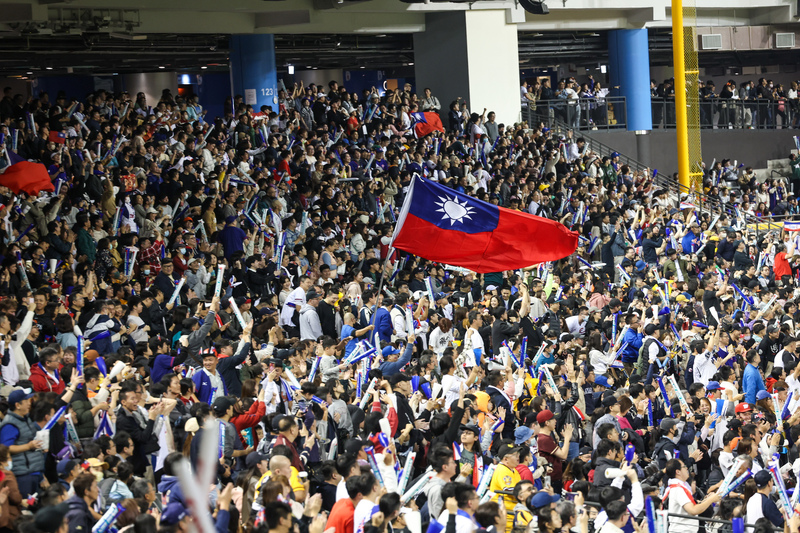 2023亞洲棒球錦標賽3日在台北大巨蛋揭開序幕，首場由中華隊對上勁敵韓國，現場湧入1.7萬名球迷觀賽，有民眾在觀眾席揮舞大型中華民國國旗，為中華隊加油打氣。圖/中央社