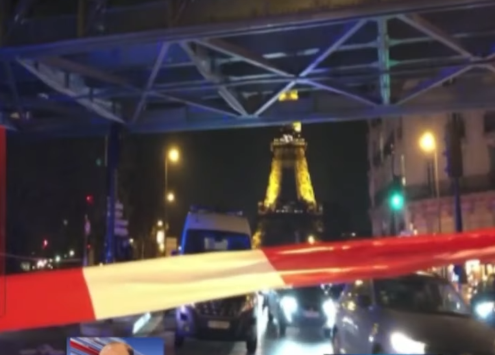 巴黎警方包圍艾菲爾鐵塔周邊地區。圖/取自Samaa Pakistan  YouTube頻道
