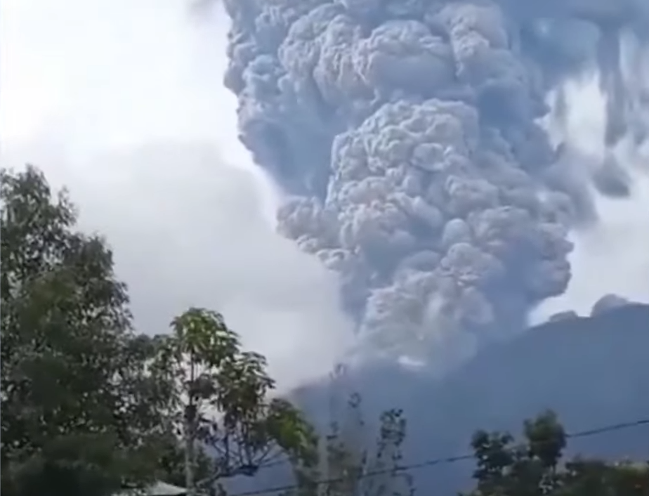 印尼默拉皮火山周日下午噴發。圖/取自Wild Weather US YouTube頻道