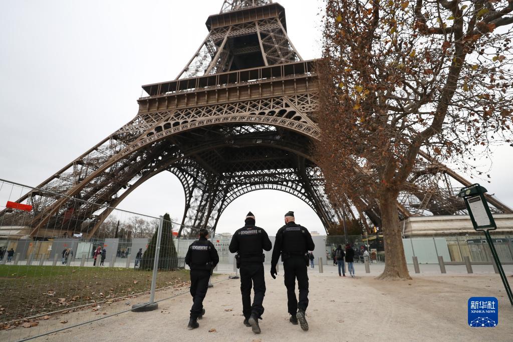 巴黎鐵塔上周發生恐攻事件，法國警方加強巡邏。圖/取自新華社