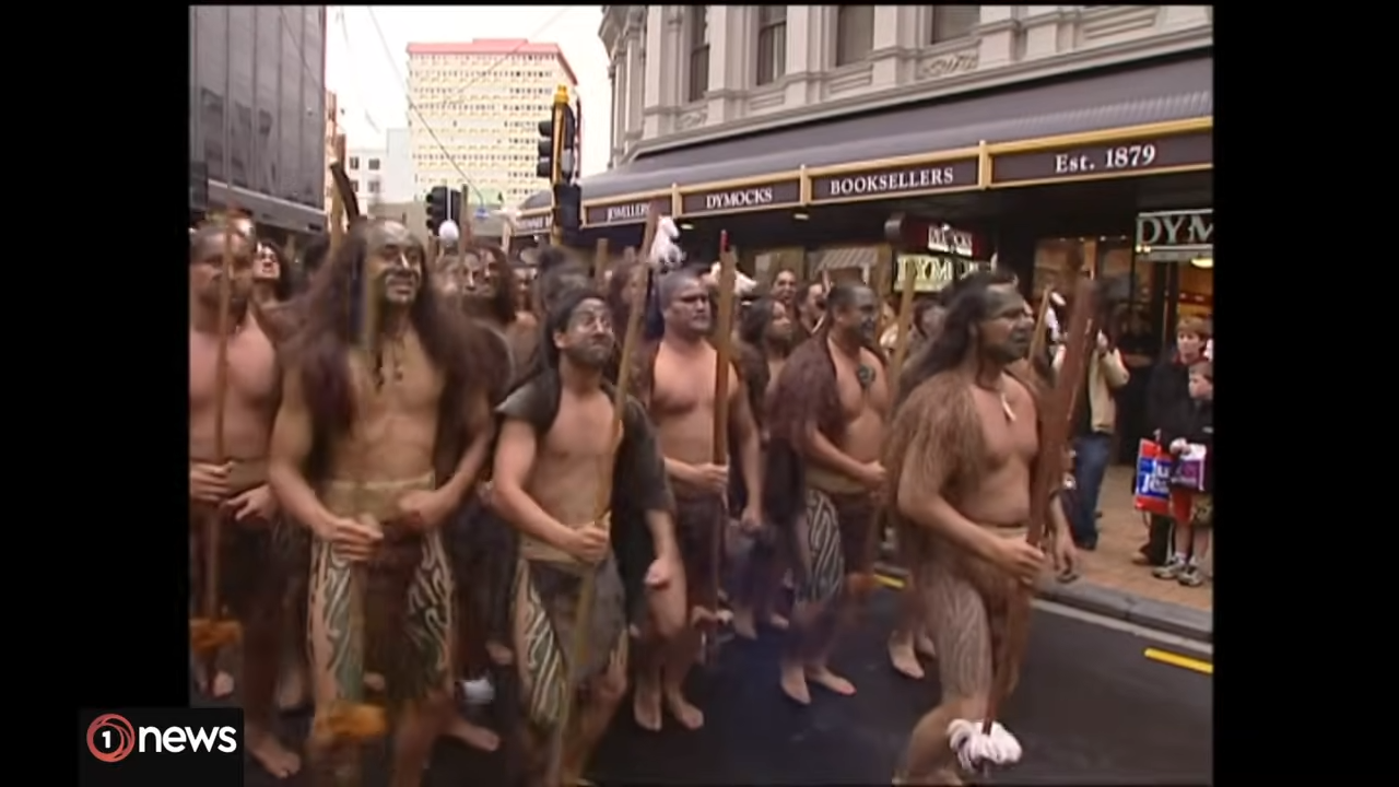 抗議者打扮成傳統毛利勇士的裝扮走上街頭。圖/取自1News官方YouTube頻道