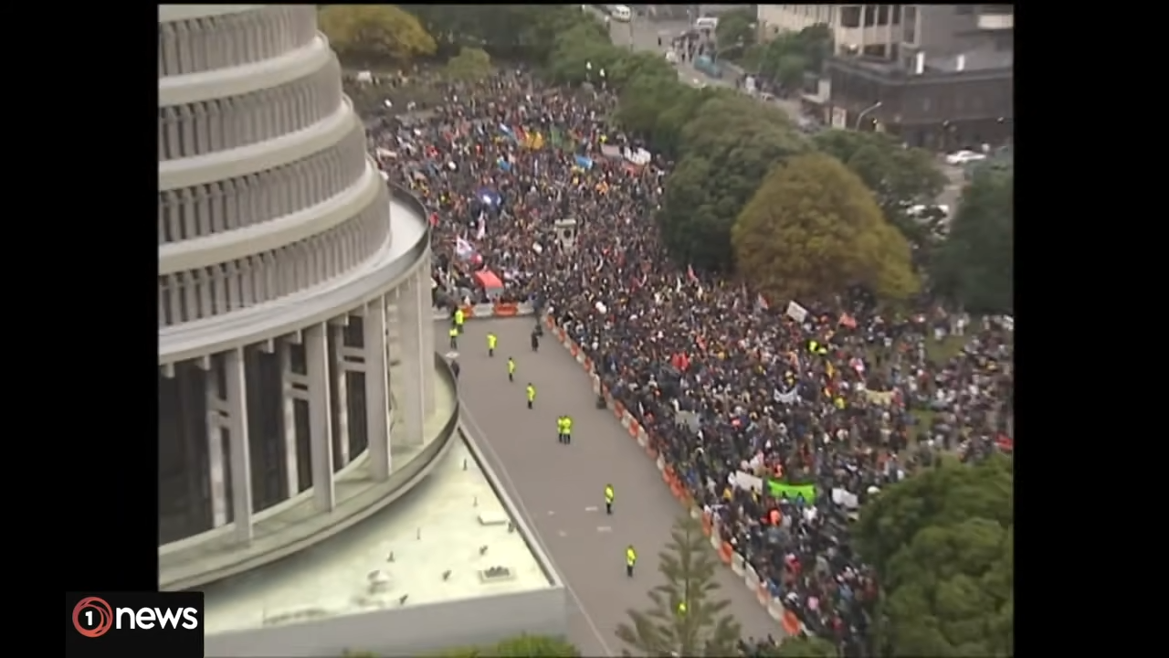 抗議者包圍紐西蘭議會大樓。圖/取自1News官方YouTube頻道