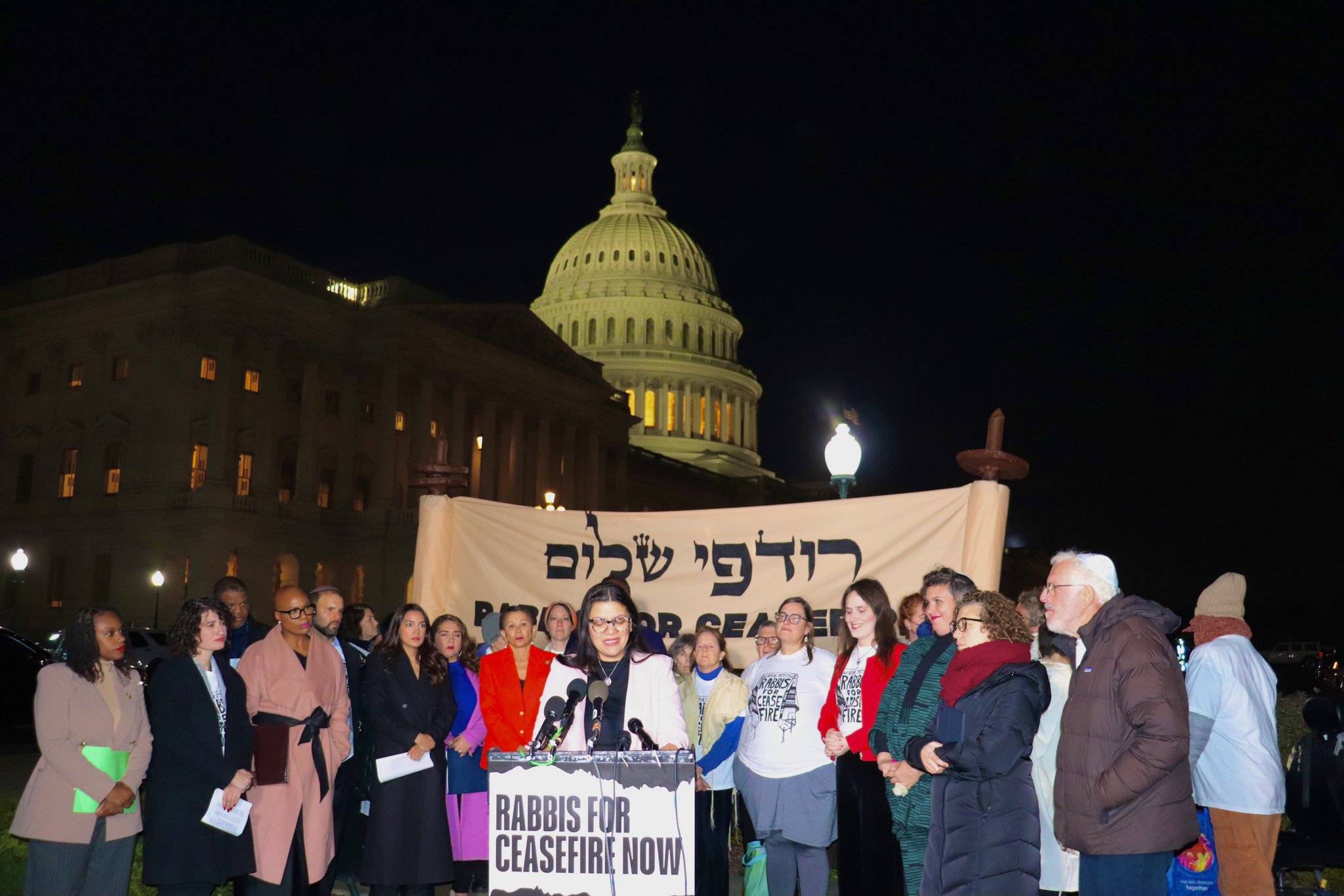 巴勒斯坦裔眾議員Rashida Tlaib（演講者）呼籲停火，並尊重巴勒斯坦人建國的權利。圖/取自Rashida Tlaib X