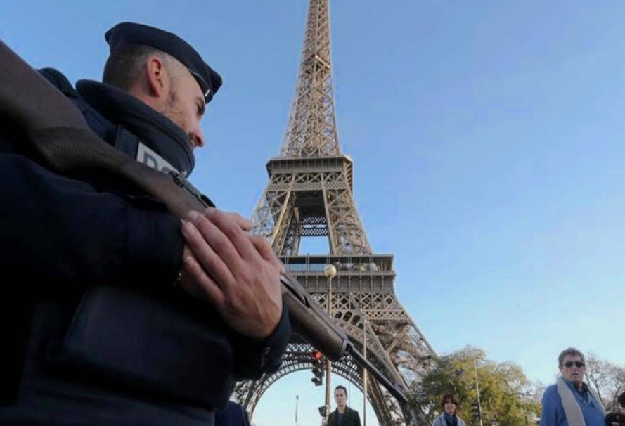 巴黎日前發生伊斯蘭激進份子恐怖攻擊，市區加強警戒。圖/取自EU27 YouTube頻道