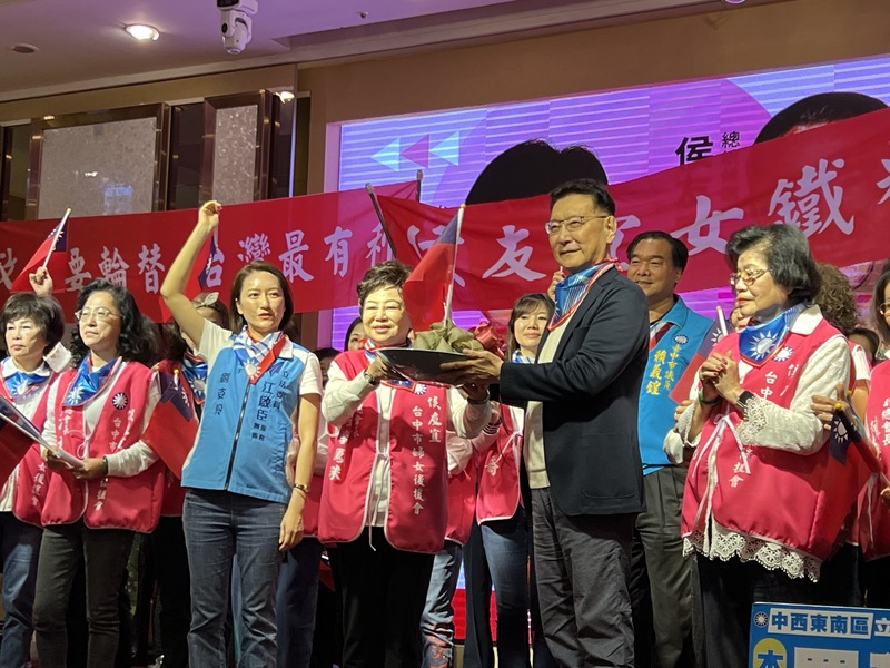 「台中市婦女侯援會」7日舉行成立大會，國民黨副總統參選人趙少康（前右二）獲贈象徵包中的粽子。圖/中央社