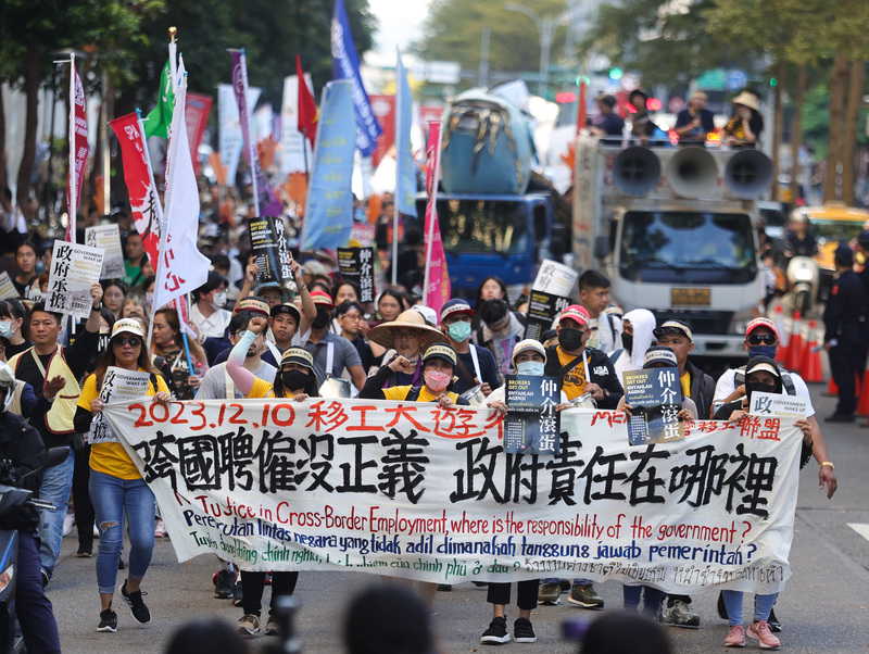 台灣移工聯盟發起移工大遊行，高喊「政府承擔、仲介滾蛋」等口號。圖/中央社