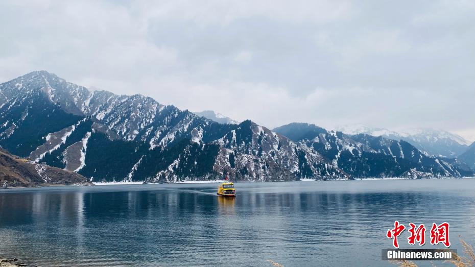 高山雪蓮生長在大陸的新疆天山等地，圖為新疆天山天池，取自中新社。