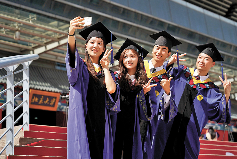 7月5日，畢業生在北京大學2023年研究生畢業典禮暨學位授予儀式結束後拍照留念。圖／新華社