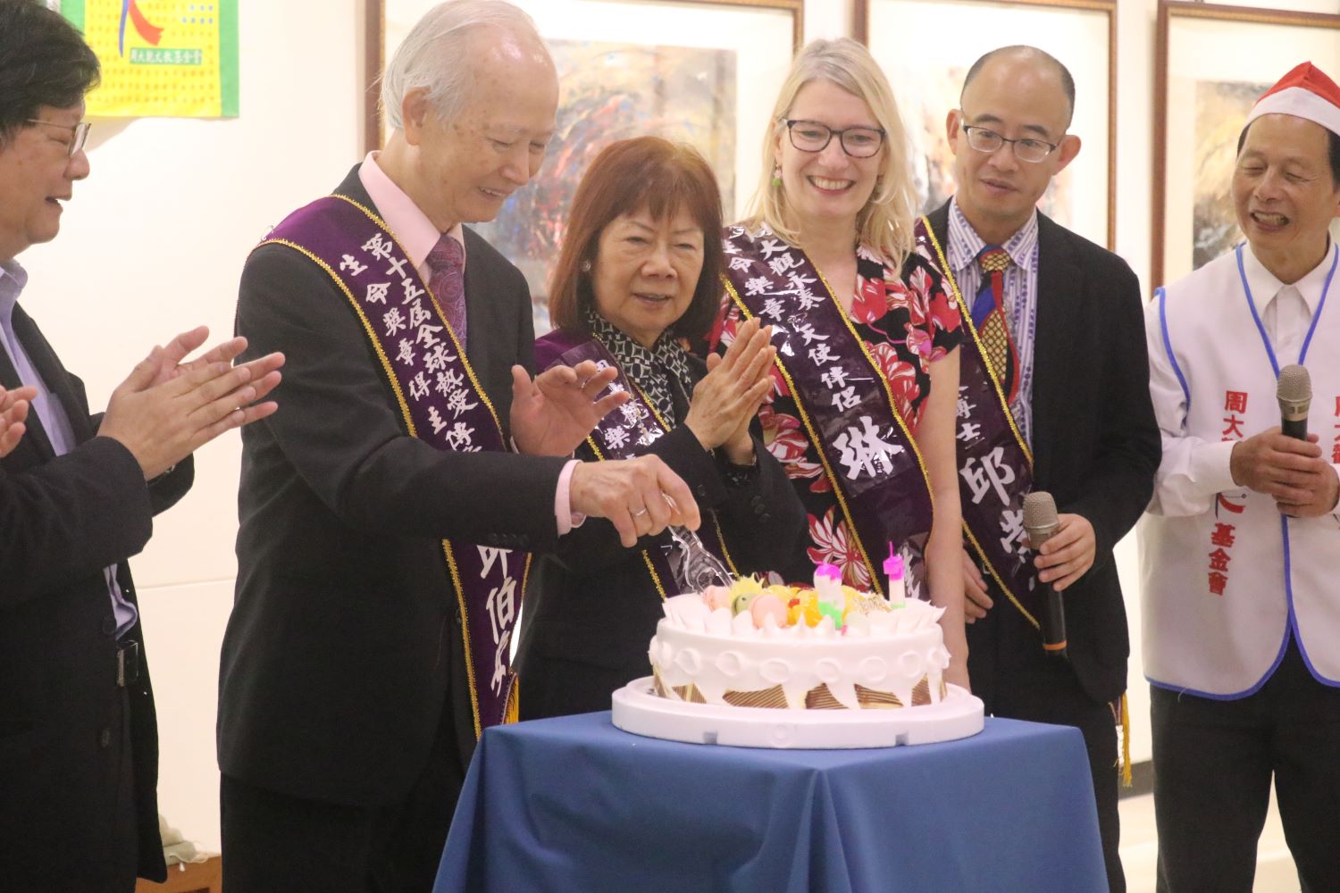 傳愛博士邱伯安慶祝87歲大壽，現場溫馨齊唱生日快樂歌。圖/周大觀文教基金會提供