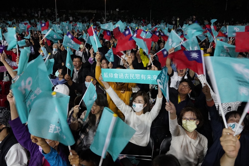 柯文哲8日晚間在北市榮星花園出席「民眾開講」活動，吸引不少民眾到場相挺。圖/中央社