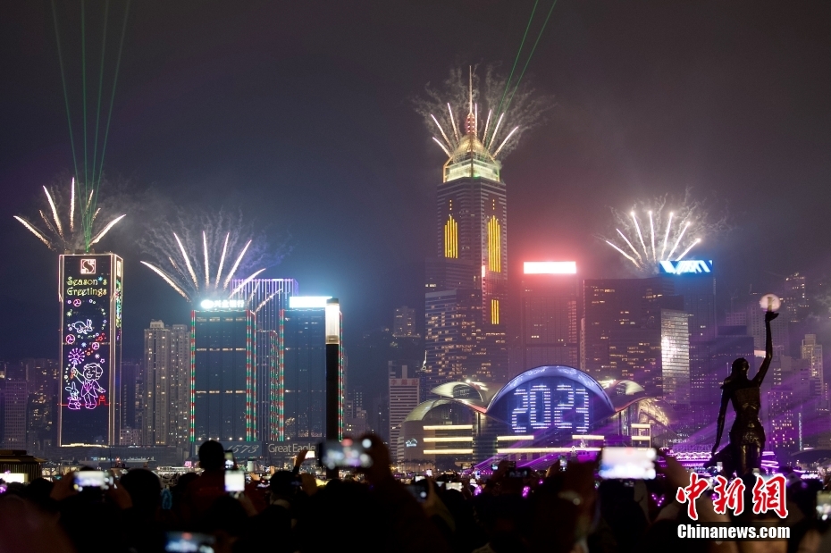 2023年香港維多利亞港跨年夜煙火秀。圖/中新社